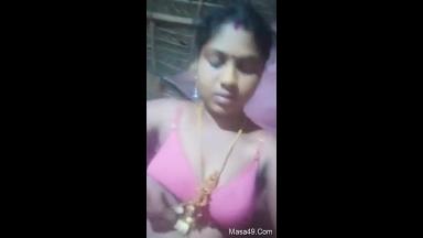 Today Exclusive-Desi Bhabhi Shows her Boobs and Pussy