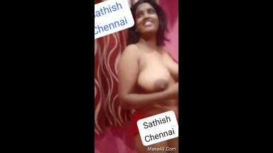 Today Exclusive-Desi Bhabhi Shows Boobs