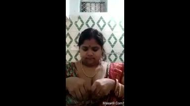 Today Exclusive-Desi Bhabhi Shows Her Big Boobs