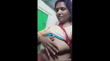 Today Exclusive-Desi Bhabhi Shows her Boobs