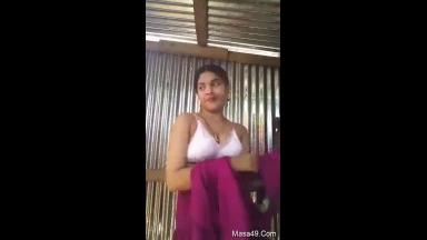 Desi Girl Shows Her Boobs