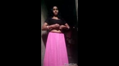 Sexy Village Bhabhi Shows Nude Body and Fingering