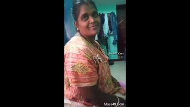 Desi Bhabhi Shows her Boobs