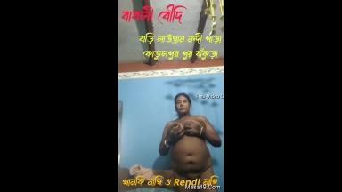 Horny Desi Boudi Fingering