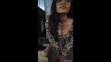 Desi Girl Shows Her Boobs