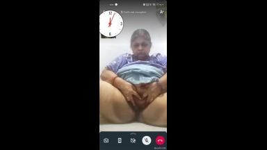 Desi Mature Aunty Shows her Pussy