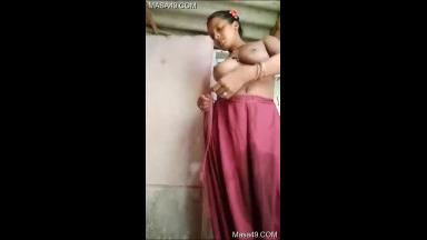 Desi Bhabhi Bathing