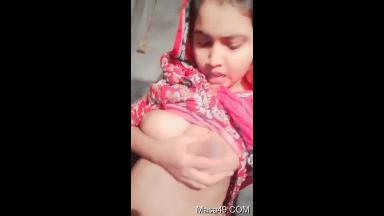 Desi Girl Shows her Boobs Part 2