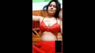 Desi Girl Shows Her Boobs On VC